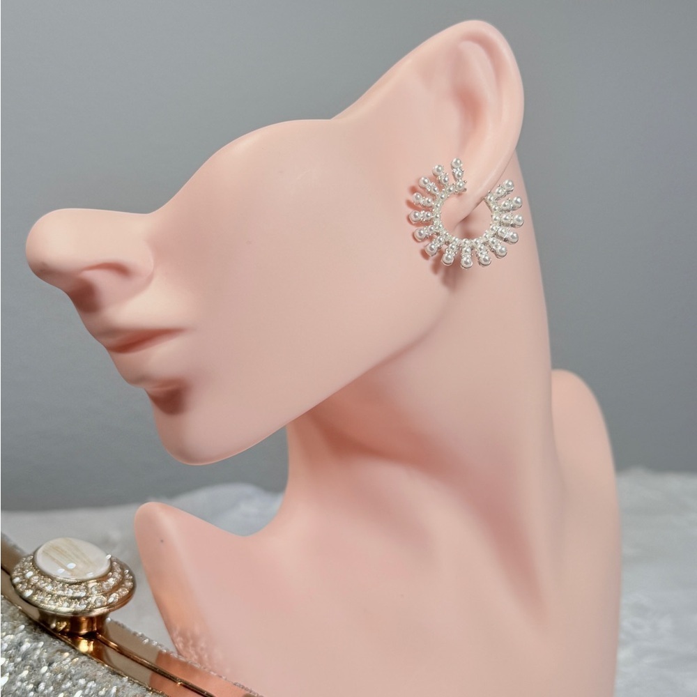 ⚜️ Silver Mini Pearl Earrings - Picture 3 of 7